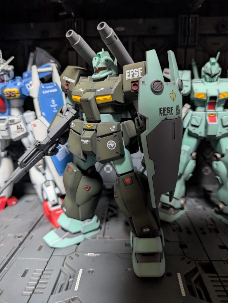 共通パーツもあり、ジムキャノンの進化版でなくジムカスタムの重装型というのがよく解りますね。