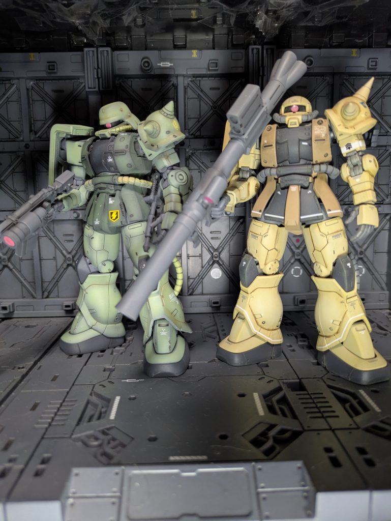 余った試験型ドムの上半身とオリジンザクの下半身、頭部は旧キットポケ戦のフリッツヘルムで1体、むか～しジャンクで入手したオリジンザクも一緒に🌝