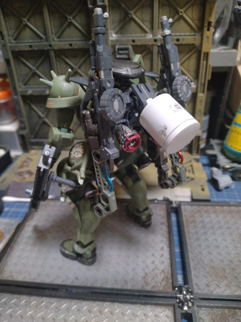 ヘキサギアシリーズよりサブアームを取り付けてザクマシンガンを装備