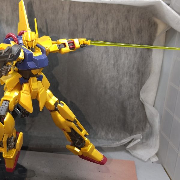 2作品目の制作途中の投稿となります！次の作品何にしようか凄く悩みましたが、私が大好きな百式にしました🎊素組みをして決めポーズ！やっぱり百式かっこいい！合わせ目は消す？肉抜き部分は埋める？塗装色はどうする？と凄く悩んでいます。のんびり楽しみながら進めようと思います！ロマン砲メガバズーカランチャー再販して欲しいですね〜（3枚目）