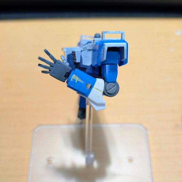 色々とあって制作が脱線して遅くなってました。&nbsp;今回は胴体部のダクトノズルをプラ板で作りました。スクラッチは綺麗に作るのが難しく、かなり疲れる作業でした。&nbsp;また、更新してない間に腕を結構変えました。肩にブルーディスティニーに付いている、スポイラー？ウィング？みたいな装飾だったり、肘関節をダブルオーのものに変えました。やっぱり自作した関節はまだまだ粗があって、どうも隙間が気になってしょうがないのでやめました。また今度、制作するタイミングでリベンジしたいです。（2枚目）