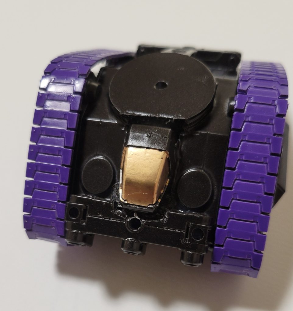 前面。前面部を超音波カッターでくりぬきガンタンクの頭部パーツを埋め込みました。けれどその前にはガンプラバトルアームアームズのパーツをタミヤセメントの速乾タイプではっつけました。そこから上述した通りにしました。上部分はコンパスカッターでプラ板から複数枚切り取ったパーツをセメントで張り付けています。塗装にはMr.カラースプレーのメタルブラックを本体に。履帯にはパープルを缶スプレーで塗装してます。ガンタンク頭部のコックピット辺りはガンダムマーカーのレッドゴールドで塗ってます。まだ写真はございませんが砲塔も塗装中ですのでまた投稿しておきます。