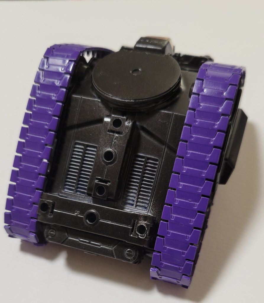 裏面。こちらは塗装が甘く、塗りきれてない箇所がございます、申し訳ないです😢こちら側もバトルアームアームズのパーツをセメントで接着させました。