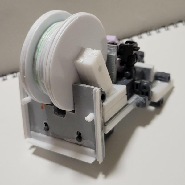 最初に言いますが当作品は途中制作物ではなくて半分ボツにしたものです。ご了承ください。だいぶ前に作った「エイハブリアクター仕様実験兵器」。これはガンダム・フレームに搭載されてる2基のエイハブリアクターの高出力を利用した遠距離戦用試験機…という設定。使用ガンプラには端白星を使ってます。どう使うのかというと、ガンダム・フレームの上半身丸ごと使ってその上で新型の艦船用大型エイハブ・リアクターも使い、特殊な機械に繋ぎ攻撃方法として「重力光線」を放つというもの。その特殊機械がプラ板やオプションパーツで作った端白星周りの物となります。重力光線であらゆる対象にぶっぱなして最終的にぺしゃんこにしてしまう恐ろしい兵器という体で作りましたが、最初はバカでかい移動要塞にしようとしたのですが技術力や環境的に問題があったので結局ボツにしちゃいました。またいつか良い身体を作ってやりたいものです…。（2枚目）