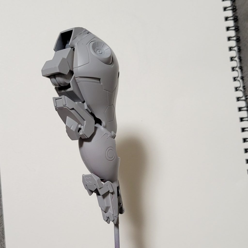 サフしか吹いてない写真しかございませんが工程を。もともと太ももは、別のプラモの胸パーツに使ってた改造パーツでしたが上手く行かず放棄してたのを再利用した経緯があります。リベイクのバックパックって使えるね。