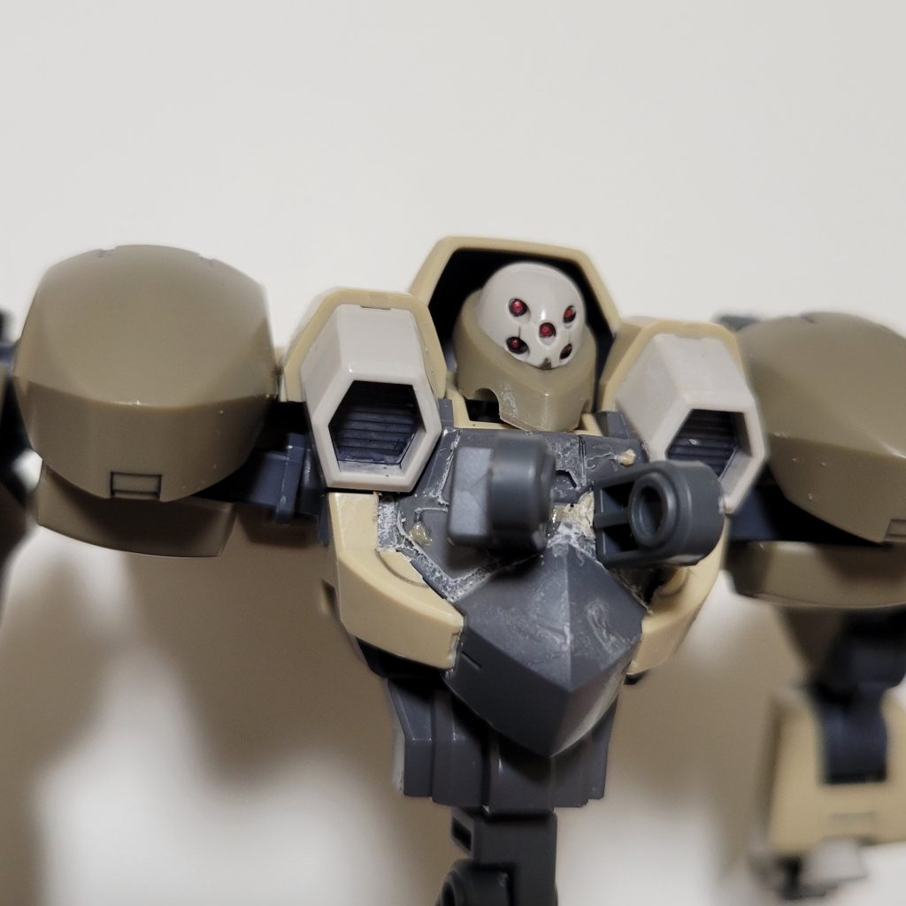 胸部。じつはここの部分、無理に改造してたら胸カバーがどこかに吹き飛びまして…直すのもこれまた面倒なのでアームアームズのジョイントを3㍉で穴あけしてアロンで接着いたしました。それと上の完成写真のもここのは塗装してません。剥き出しです(笑)。以上で紹介は終わります。個人的に百里はパイロット込みでセクシーだなって思ってたので、今回みたいに改造できて良かったです。それではまた。