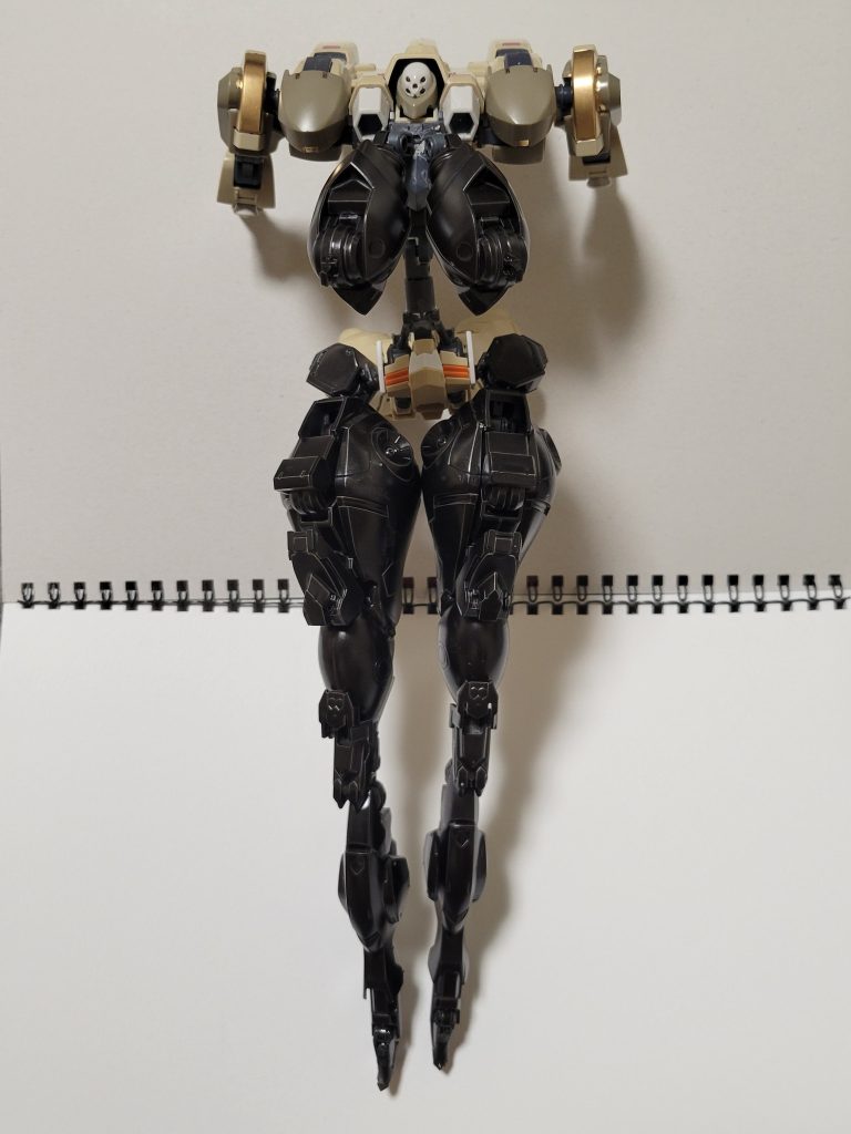 前面。百里をベースに百錬の太ももやHGと1/100のグシオンリベイクやポケプラのハッサムを使って逆バニーのようなセクシーな機体へと仕上げました。尚、プロポーション重視に作ったので特に設定とかはありません。胸と脚部以外はマーカー塗装しかしてません。胸と脚にはMr.カラースプレーのメタルブラックを吹きました。