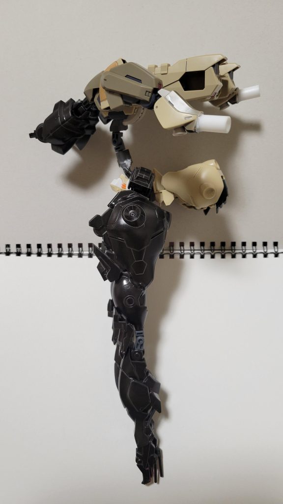 側面。上半身の真横には百里の脚部を改造したブースターを取り付けてます。接続には加工したプラ棒を3㍉穴に通してあります。あと腰にはバトルアームアームズのジョイントとリベイクの股関節パーツと上半身を使ってます。また臀部(でんぶ)にはHGグシオンリベイクのバックパックを丸ごと使ってます。