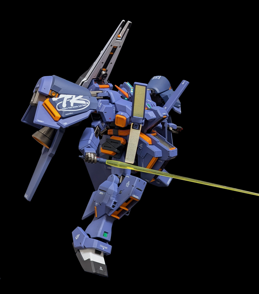 ビームリフレクターはガンマカホロイエローで塗装完成見本では白っぽかったので月光蝶ホロシルバーで塗装予定でしたが、付属のシールがだいぶ金色だったので慌てて変更