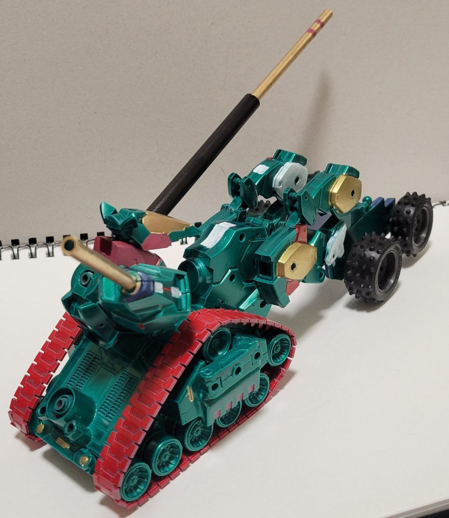 イカした背中。軽く脳内設定を。↓白昼のDisturbed号。Disturbed型戦車2号機。夜明け号が大破により運行や配達がとどまった場合を想定し開発された戦車。夜明け号の予備パーツに加え、旅の道中で親睦を深めた自動車や部品工場の作業員達によって作られた新装備を取り付けている。名称も活発化した仕事にてもっと「脚光」を浴びるべくふさわしい名を与えられた。車体前面に搭載された走行機関「ローラースケート」は従来のシャーシを使わずまるで人間の脚部のような形態の機構と、2号機用に開発された新型エンジンのエネルギーを使ってどんな悪路さえも簡単に走破できるという。またコックピットにあたる部分は車体上部の砲塔も兼ねた部位に搭乗することになっている。これは夜明け号のコックピットが車体の真正面にあったため泥などの汚れで視界不良になりやすい事と、真正面では障害物に当たりやすいためなどで高いとこに設けられた。また操縦部位は脱出機能が組み込まれている。砲塔は左側しか砲身が設けられてないがある程度右に向けれる。以上です。ガンタンクがあまり目立たず、30MMのパーツが目立つのでガンプラと言えるのか?と個人的に思いますが初投稿(夜明け号)のもガンプラ関係ないオリジナル設定なのでまあいけるか…と思いました(笑)ここまで見てくださってありがとうございます❗高評価していただければ今後の制作の励みになりますので是非お願いいたします‼️では