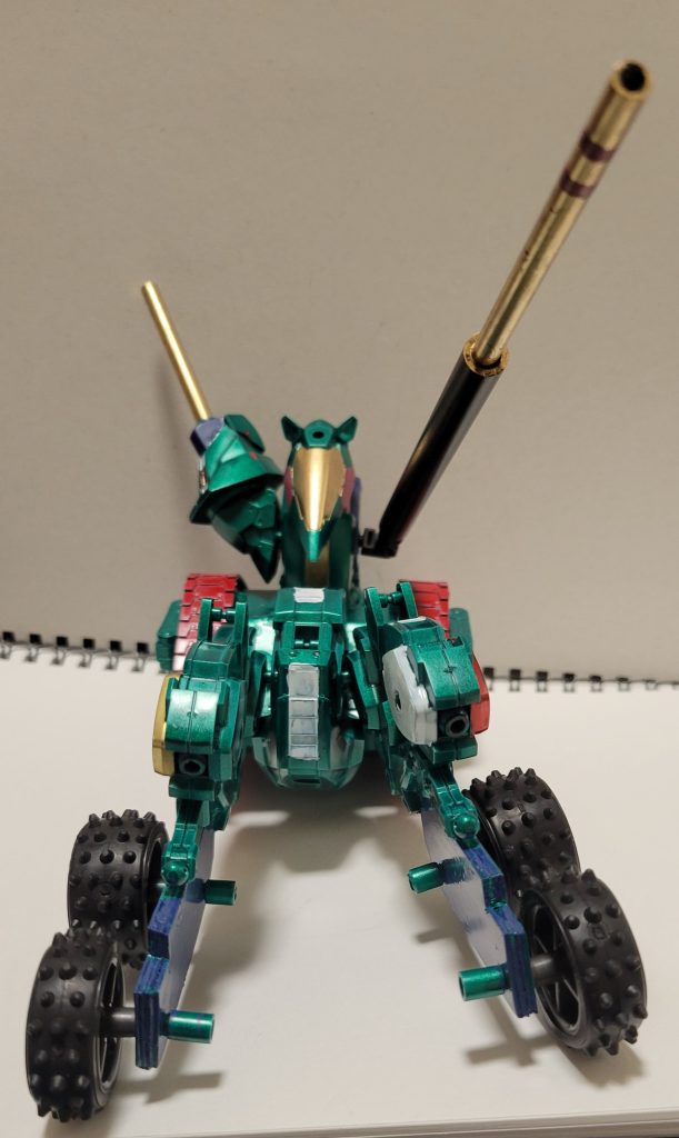 正面。夜明け号と違うシルエットにしたかったので思いきって前足みたいなのを取り付けました。何というか、昔のチャリオット(馬に引っ張って貰う戦車)みたいだなと個人的に思いました。ほんでなんで砲身が左側にあるの?と思いますが、単純に土緑(制作者)の好みです(笑)