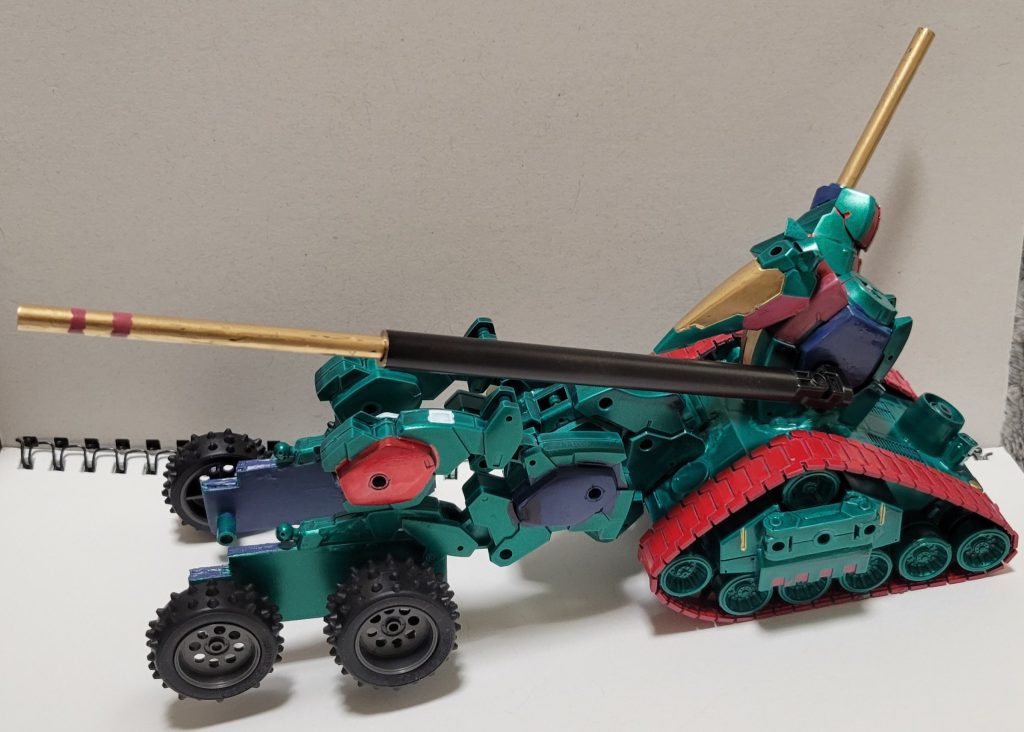 左側面。ガンタンクやアームアームズ以外は他ブランドやよそ様の商品を使って改造しましたが、30MMの馬がよく目立つなと。ガンタンクのはベースパーツなので目立ちにくくなるのが少し懸念ですかね。こうしてみると異形だなぁと我ながら驚きますが、こういうトンチキな戦車ってあるのかなと疑問も浮かびます(笑)