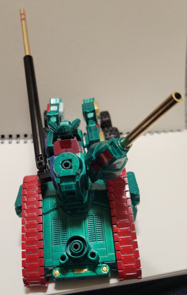 背面。他の写真にもありますが、ちゃんとアタッチメントの3㎜穴を各部に残しております。どんなにシルエットが異なっても拡張性を備え付けてあります。