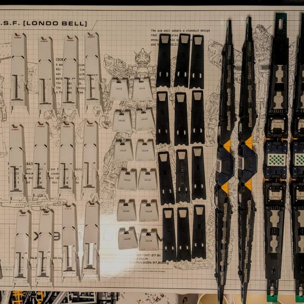 先日運良く家電量販店で売られているのを見かけ購入することができました！まずは苦労するであろうファンネルから着手し、外装のつや消しとメタリックシールを残すのみ。構造やディティールに並々ならぬ拘りがあることを実感できる素晴らしいキットです。焦らずじっくり堪能して製作を続けたいですね。（2枚目）