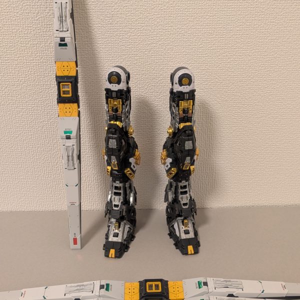 ようやく脚フレームが完成あちこち気の向くままに部分塗装してます基本的には成形色かつ露出トップコートも吹いてません説明書がユニット毎になっているので、組み合わさったときの爽快感が格別でした（3枚目）