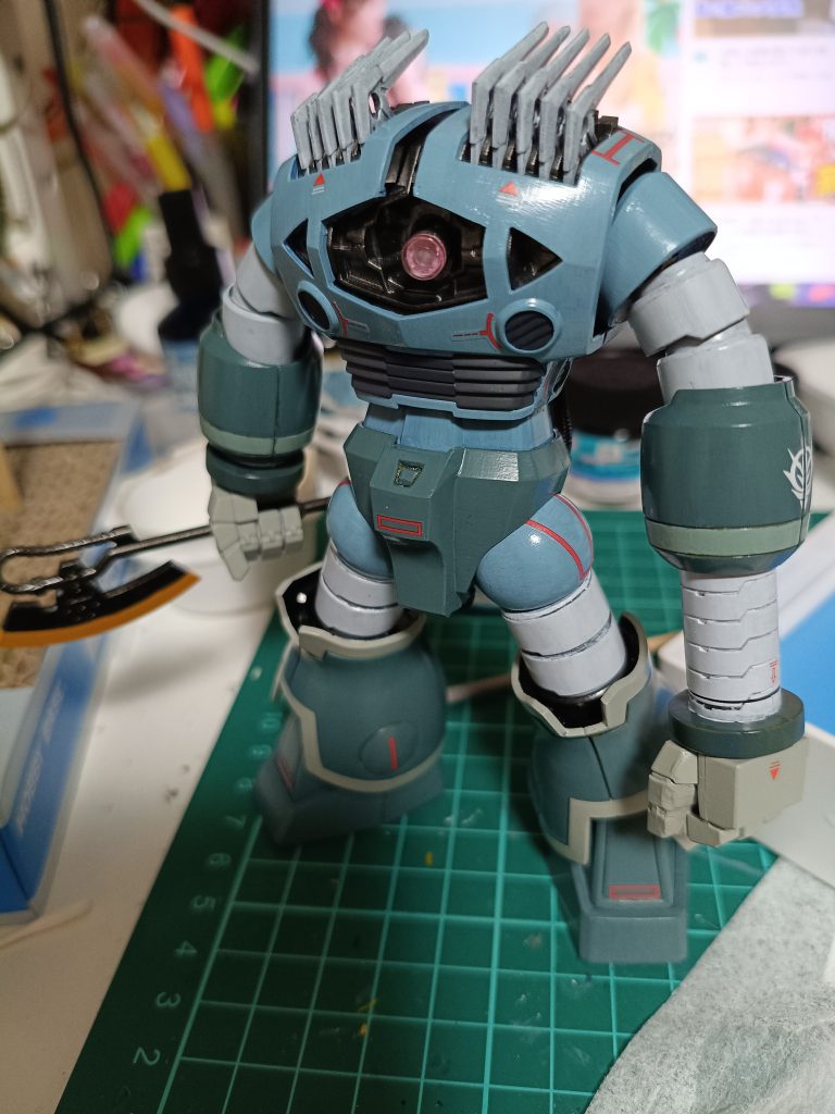 トップコート前。他、太もも0.5mm幅増し、モノアイの枠を上部0.5mm伸ばしています。が、あんまり効果を感じられませんでした。