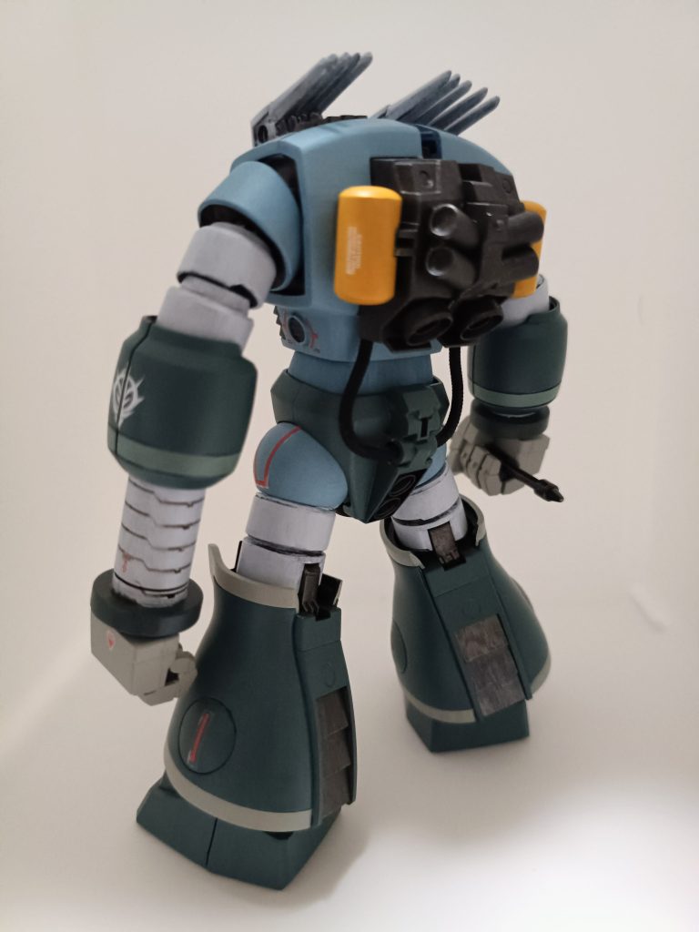 【背面】・プロペラントに差し色として水性ホビーカラーのプロトタイプオレンジ→ハイネオレンジを重ね塗り。思い付きで色決めしましたがかなり気に入っています。&nbsp;・腰とバックパックを繋ぐケーブルは市販のワイヤーに置き換え。腰のスイングが出来るようにしました（ホントはスプリングも通したかったのですがうまく行かず…）。