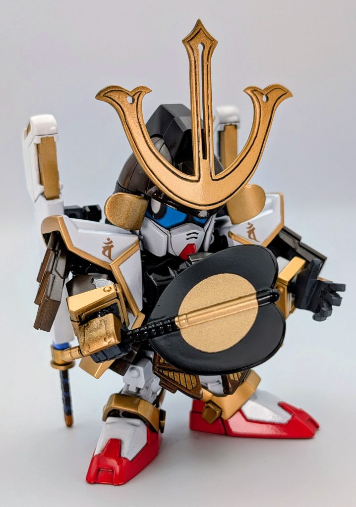 軍配は武者頑駄無の薙刀の柄をカットしてプラ板と接着して製作しています。この軍配も鎧とセットで現存しているものを参考にしました。現物もいつか見てみたいです。秀吉は自身を日輪の子と自称しましたがこの軍配も太陽を表しているのか？もしくは秀長が所持していることを考えると太陽の傍らにある月？イメージが膨らみます。