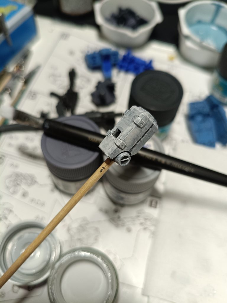 1層目の様子です。ムラなく塗るのはハナから諦めているので、なるべくエッジに塗料が溜まらないようにだけ調整しつつ塗ります。もはやドライブラシを重ねるといってもいいくらいの調子でいきます。