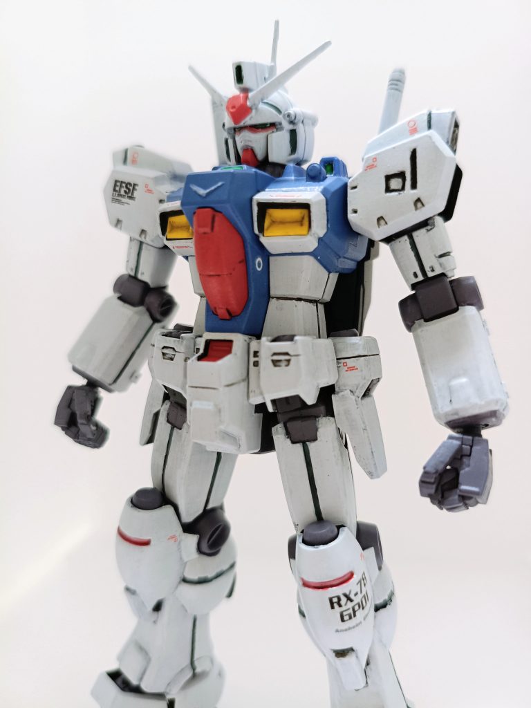 肉眼だとそこまで気にならないのですが、かなりホワイト部の表面の粗が目立ちます…カメラって怖いですね…😅あと、肩の01のマーキングのディテールは埋めてからデカールで仕上げればよかったと後悔…🤦