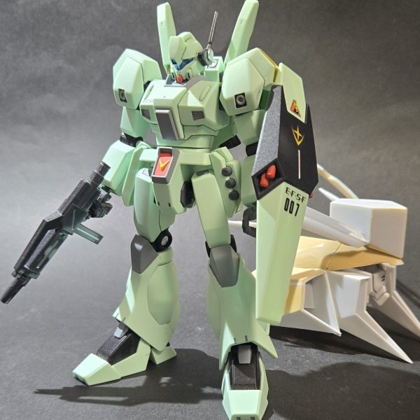 寒すぎる冬と仕事の繁忙期が一段落、春の芽吹きを感じてる最近。しかし､業界がブラック気味な風潮がある中､会社の大幅な方針変更で従業員がリアルマフティー動乱起こしそうで今後の動向がちょっと気になる末端社員は僕です。閃ハサでジェガンのカッコ良さに気付いてしまってジャンクで買ったノーマルを俺改造したり､相変わらずスクラッチでΞガンダムのヘッド作ってたり…時間が足りねぇ！着脱ギミックとか軽い電飾に手出したから､尚更進まねぇ！でも､こだわりは捨てられねぇ！そんな穏やかな日曜の穏やかじゃない魂の叫びでした…（2枚目）