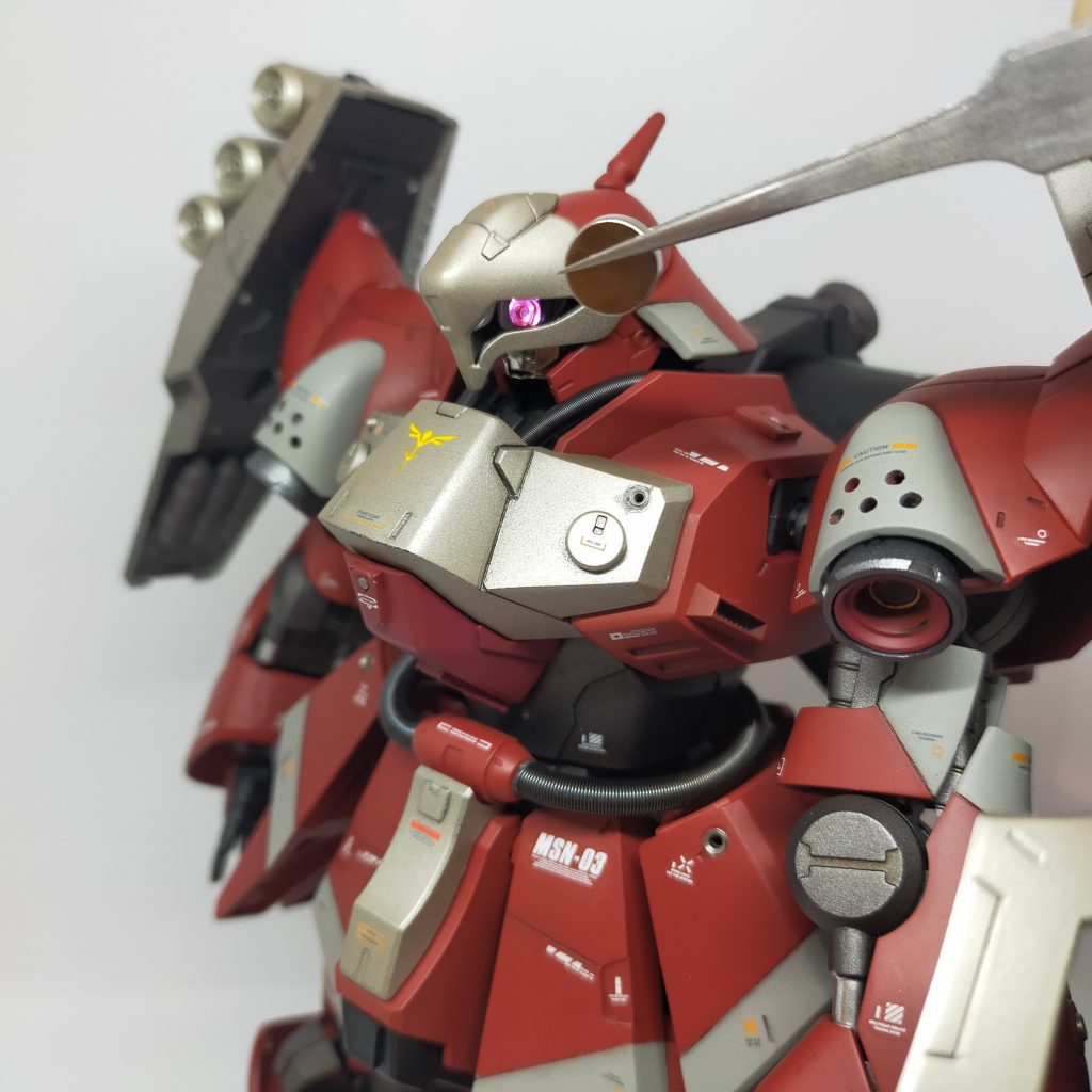 磁石を近づけると光る仕様です。