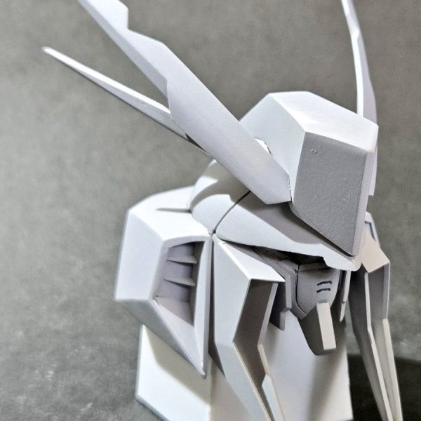 寒すぎる冬と仕事の繁忙期が一段落、春の芽吹きを感じてる最近。しかし､業界がブラック気味な風潮がある中､会社の大幅な方針変更で従業員がリアルマフティー動乱起こしそうで今後の動向がちょっと気になる末端社員は僕です。閃ハサでジェガンのカッコ良さに気付いてしまってジャンクで買ったノーマルを俺改造したり､相変わらずスクラッチでΞガンダムのヘッド作ってたり…時間が足りねぇ！着脱ギミックとか軽い電飾に手出したから､尚更進まねぇ！でも､こだわりは捨てられねぇ！そんな穏やかな日曜の穏やかじゃない魂の叫びでした…（3枚目）