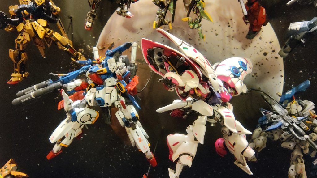 ZZガンダムとキュベレイキュベレイはパール塗装です。細かいところでは指広げてます。これあってこそのキュベレイ