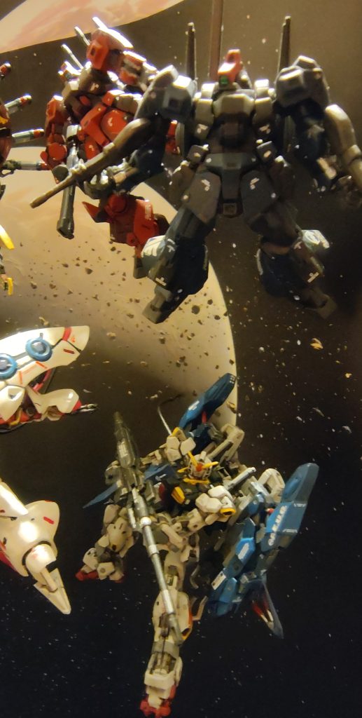 赤と黒で武器変えてます。スーパーガンダムは、両手持ちのバランスがめちゃくちゃ大変でした。もうちょっと右脇締めたかった(gundam-kao9)