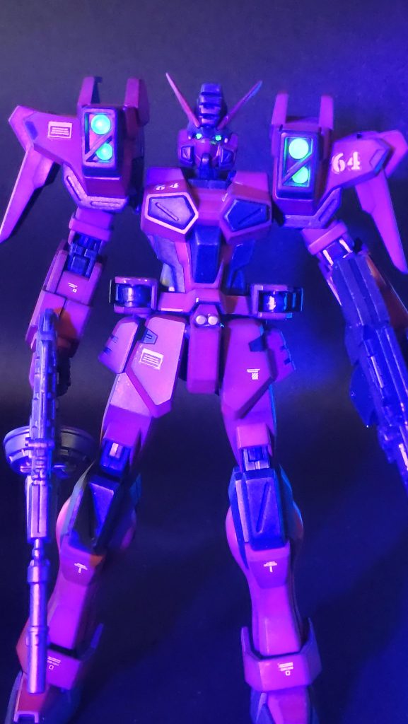 肩のライト（？）とツインカメラは蛍光塗料にて発光できるようにしています。ちなみに額のメインカメラもいつものレジンパーツで発光させるように蛍光塗料を塗ったのですが、頭部カバーパーツで全く見えなくなりました。