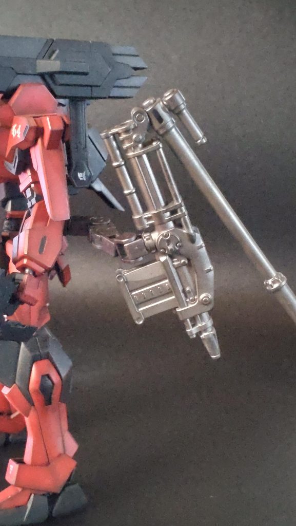 腰の折り畳み式キャノンはフレキシブルに稼働できるように今回一番工夫しました。市販のジョイントをボディにつなげるパーツは3Dプリンターで自作してみました。