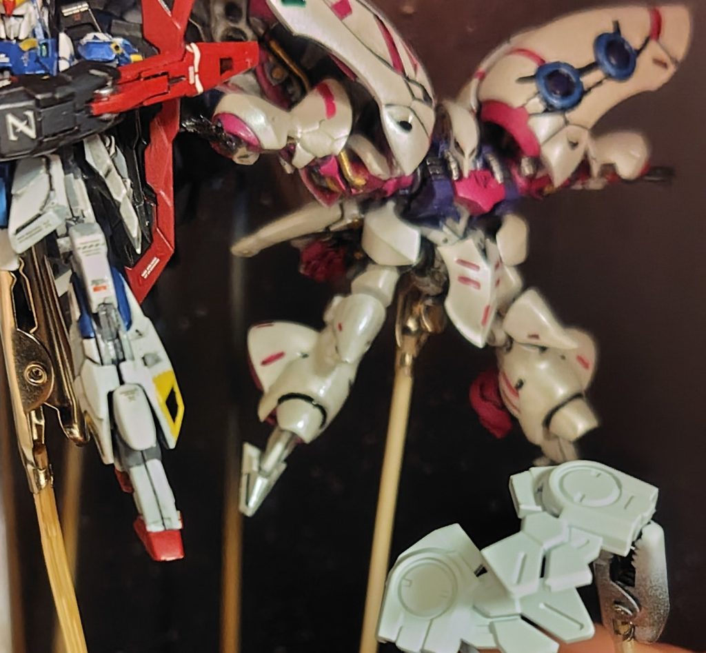 単体で見ると、わかりにくいですがキュベレイの色と比較すると少し緑味を帯びてるのがわかりやすいです。程良くアニメカラー寄りにしました。