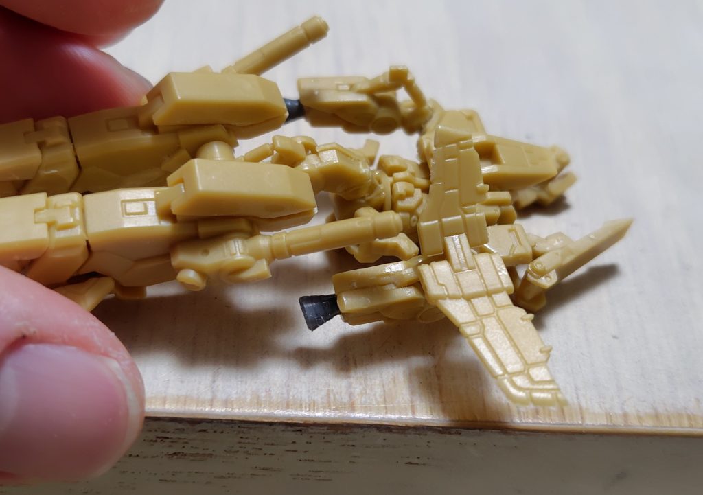 バックパックの位置も苦戦しました。ビームキャノンがシールドにかかるようにしたい。前後も高さも位置がシビア(gundam-kao5)