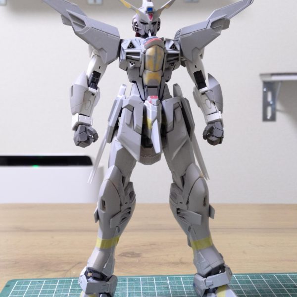 1/100イモジャの腕の製作も終わりまして。イイ感じにフリーダム2.0残しつつジャスティスになったかと思います。ディテールよ追加は全て終わってから。残すはバックパックとシールドとライフル💪（2枚目）