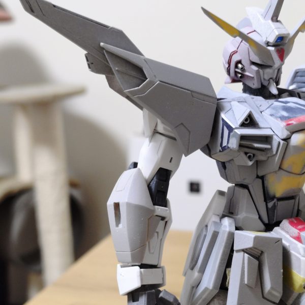 1/100イモジャの腕の製作も終わりまして。イイ感じにフリーダム2.0残しつつジャスティスになったかと思います。ディテールよ追加は全て終わってから。残すはバックパックとシールドとライフル💪（4枚目）