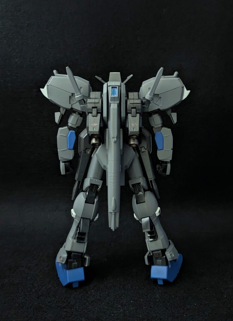 背面変形時が主な使用方法であった背部ビームカノンはビームサーベルユニットに置き換えられている