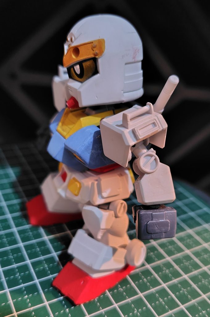 頭部 前半分を武田信玄頑駄無を使用して人相を変更。横のダクトは削り落としてます。後半分は武者頑駄無。なお、兜の取付けを考慮してなかったので(←バカ)、マスキングに利用している「ひっつき虫」を使用。それ以外 LEGENDBBのガンダムを使用。肩周辺は一部1/144のオリジン版ガンダムから流用。全体的にモールドを埋めてディテールダウンを狙いました。