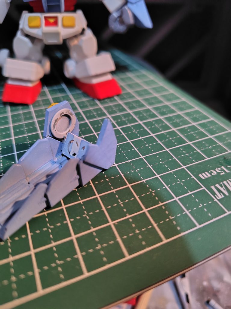 鎧の内側に薄いワッシャーを、肩に小型磁石を仕込んで無理矢理固定と取り外しを可能としている。