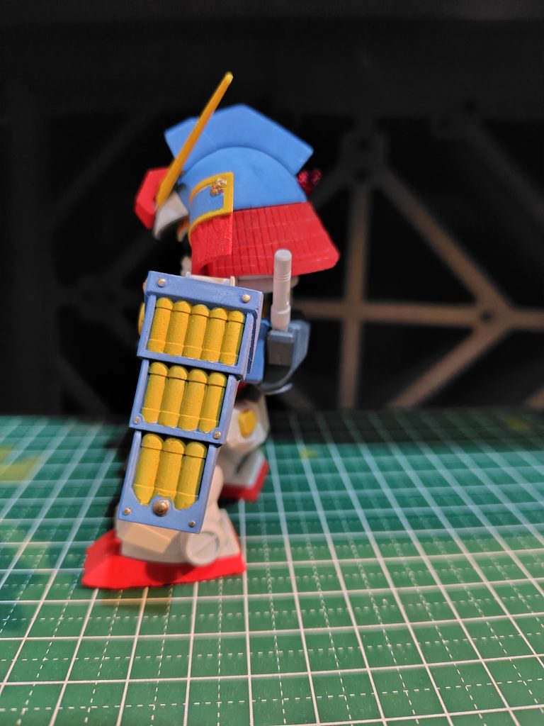 肩の鎧はムシャカゲガンダムの鎧を巨大化しようと目論んでたが、武田信玄頑駄無から流用。塗装するとイイ感じ。横から見ると後頭部がスカスカ…