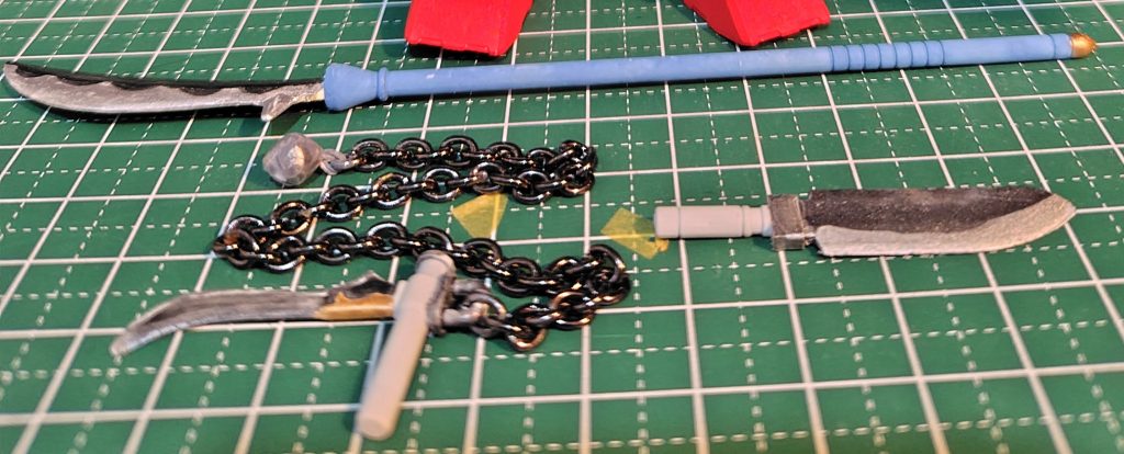 薙刀 合戦の時は薙刀使うんだろうけど隠密行動で薙刀ってどうなんだ?LEGENDBBの薙刀を一部加工し使用。太さが違うのでクロスシルエットの手では保持出来ない模様(←バカ) 。鎖鎌 隠密=鎖鎌(?)なので作成。柄はビームサーベルのサーベル部を切り落とし、公式パーツのチェーンを使用。分銅は旧武器セットのガンダムハンマーのナックルを2つ使用し片側のみ穴を空け糸を通してチェーンと結んでます。クナイ(?) 忍者=クナイなので1/144のデミ用パーツセットから流用。どう見ても包丁にしか見えん悲しい武器。闇軍団の国に潜入する時はサラシに巻いて料理人と偽って持ち込んでいるのかもしれません。バズーカ ムシャカゲガンダムが持ってたバズーカは流石に隠密使用するのはどうなの?と思い無視しましたが、大河ドラマで大仁田厚が使ってたような大口径の火縄銃的なものを持たせれば良かったと激しく後悔。オリジンなんだから尚更。