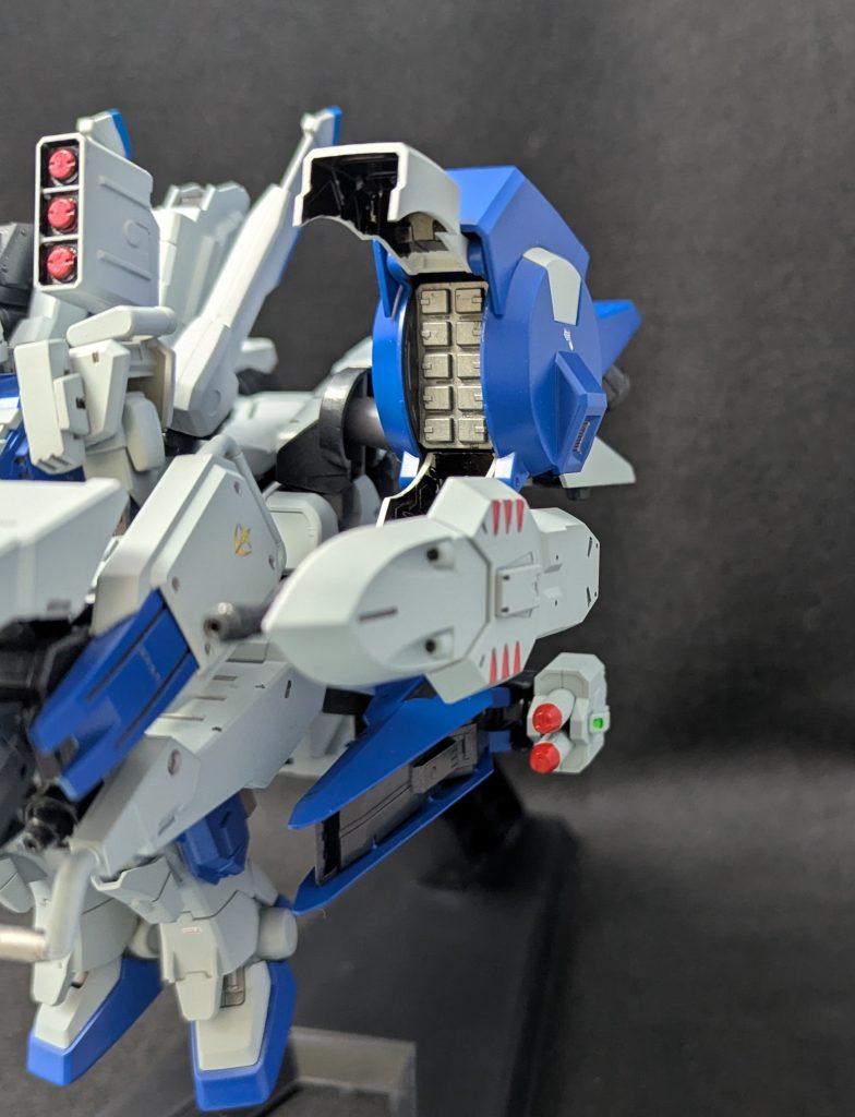 上部のマルチミサイルランチャーと下部の大型ミサイルマルチミサイルランチャーのほうは蓋が開きます&nbsp;