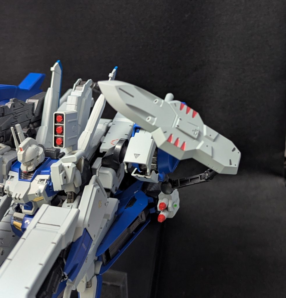 マルチプルシールドはアームによって動き各所の防御ができるほかシールド下部にビームガンが搭載されており死角への攻撃も可能