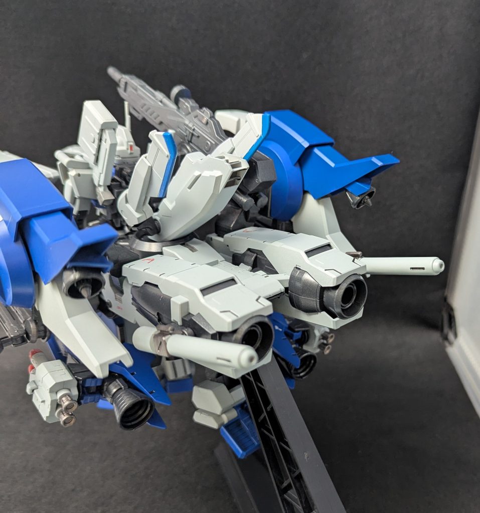 後部ビームキャノン小回りが効きにくい機体なため最大の死角となる後ろを取られたときの迎撃用として装備された