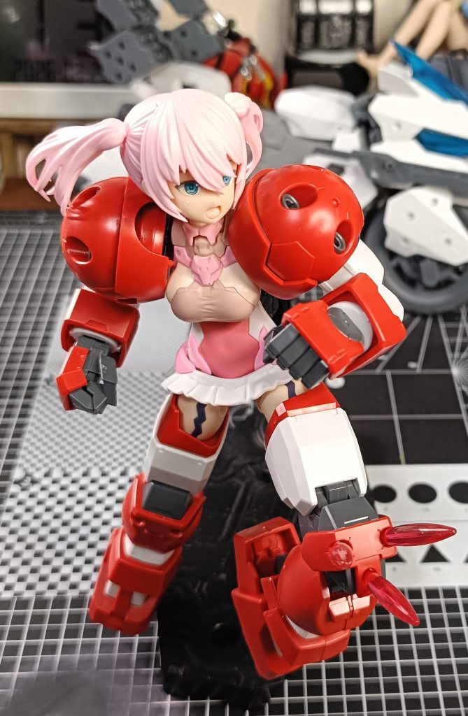 タイタス普通にカッコ良くて驚いた。5分後にはパーツ取りにされたのはナイショだよ☆肩は30MMシリーズのボールジョイントの棒生えたヤツ使えば無加工で普通に挿せます。ちょい抜けやすいので軸は軽く太らせたほうがいいかも。太ももはララネル系の太さなら余裕。ティアーシャ系でピッタリ。リシェッタ系は太すぎで入りません。ご参考（謎）まで。ララネルと上半身違うのは最後の抵抗（癖）