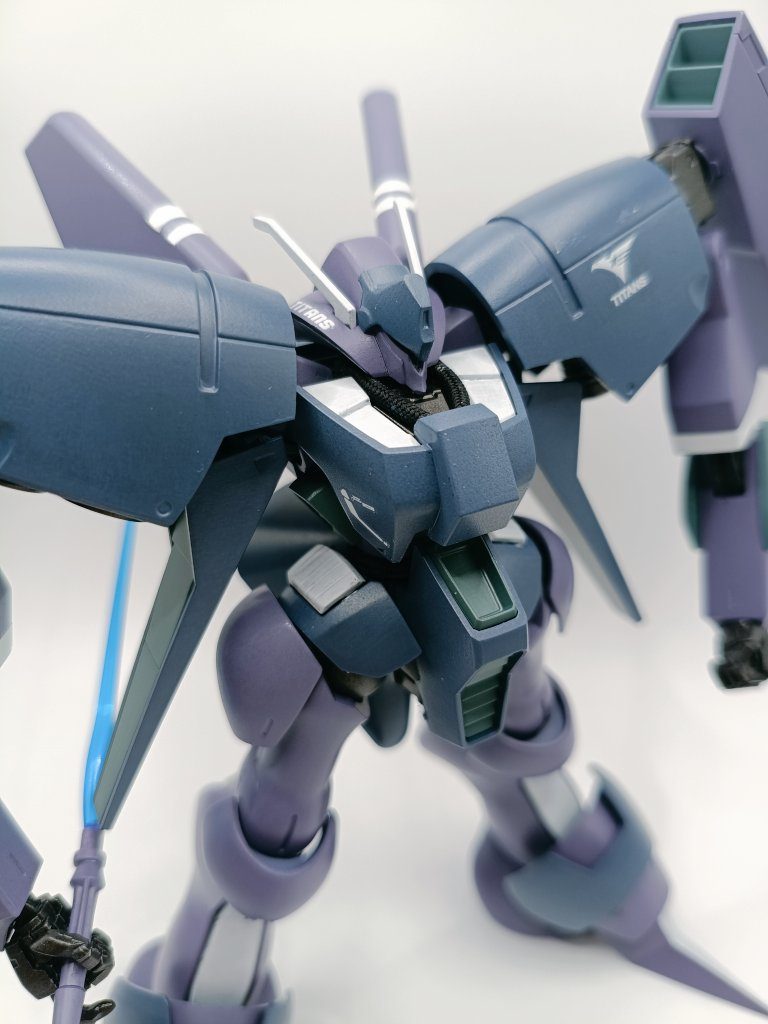 デカールは最小限に。本来イエローの部分をホワイトに、上腕にハセガワのフィニッシュシートでラインを貼り付けました。