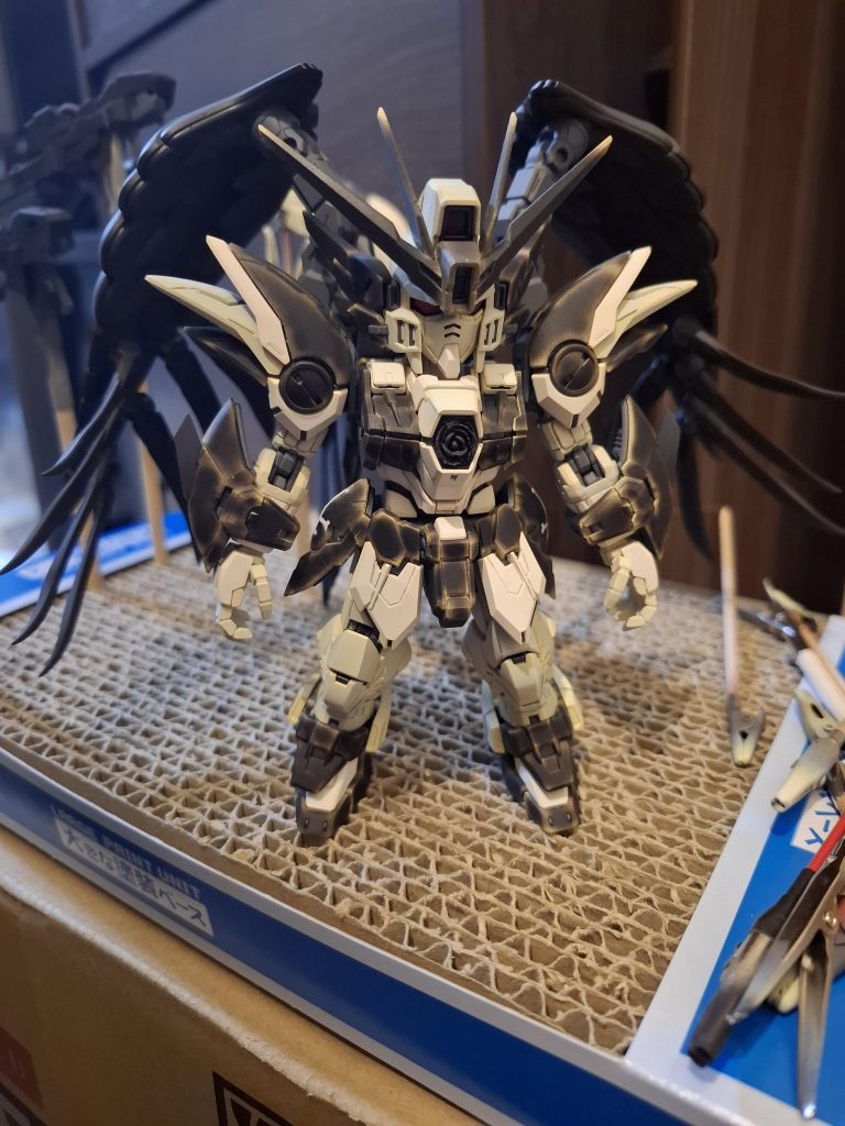 ツインバスターライフルなしでの素立ち。黄色下地でのグラデーションはなんか難しかった。あと、今回はフレームwlメタリックではなくメカサフのみで終わらせてたりもします。何となくメタリックではないかなと思って使わなかったのですが、結果、内部フレームはメタリックで塗りたい病が発症しました。次回はメタリックで塗ってると思います。