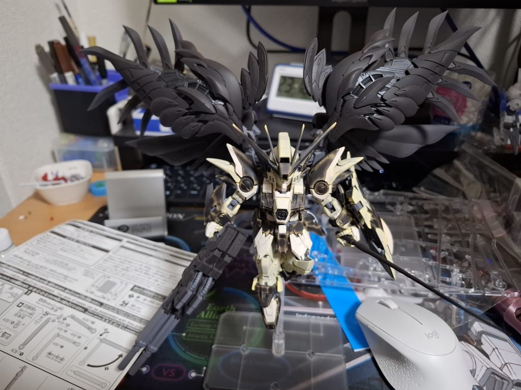 ウィング展開。机が汚くて申し訳ない。黒翼のは満足いく仕上がり。綺麗な黒に仕上がりました。