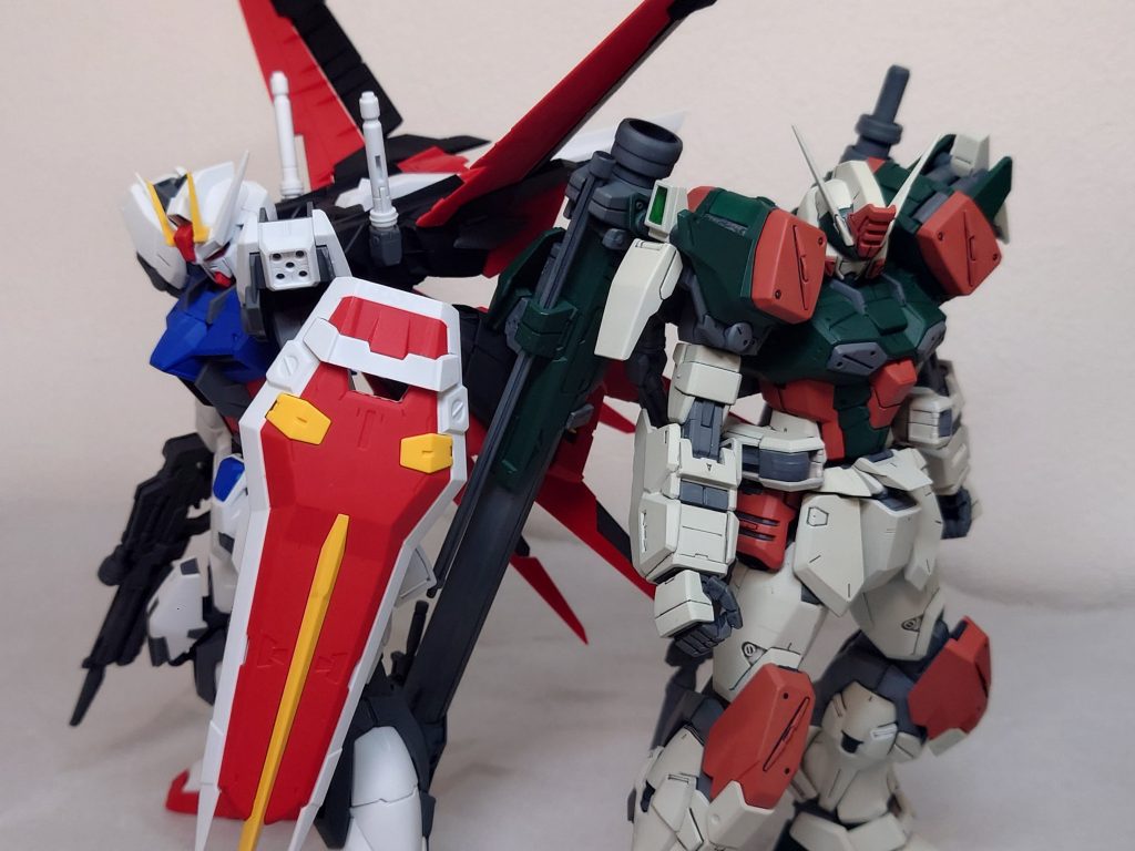 SEEDの5機は、カッコいいですね。皆さんは、どの機体が好きですか?ちなみに残り3機は、まだ箱の中でお休みして頂いております(笑)いつか5機並べて飾りたいと思ってますが、いつになるやら(zaku-kao4)