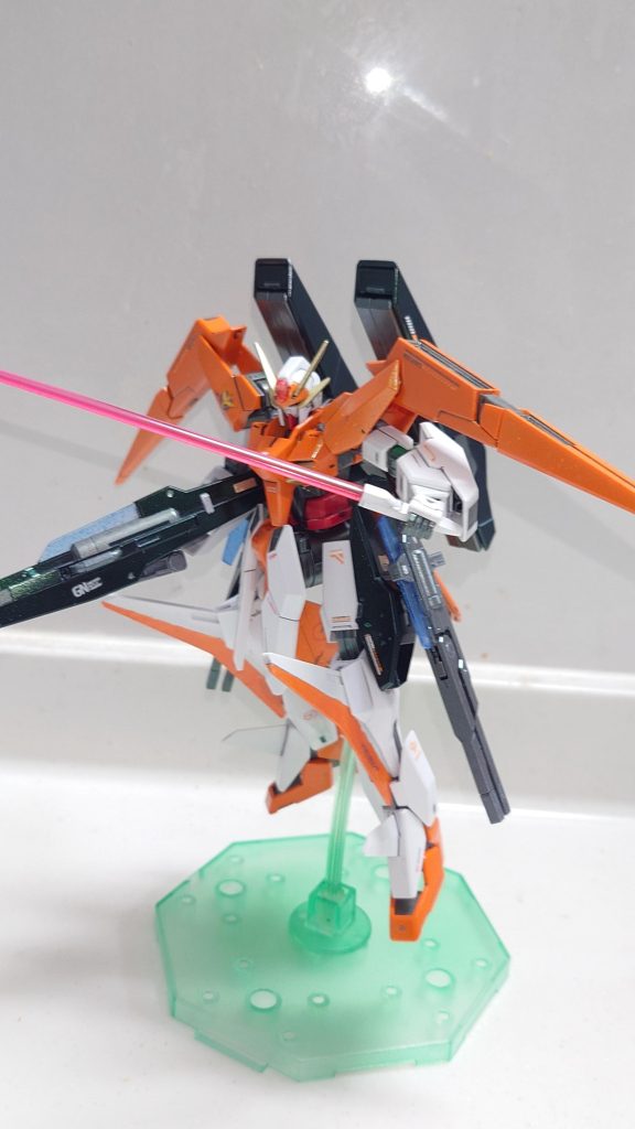 「GNビームサーベル装備」