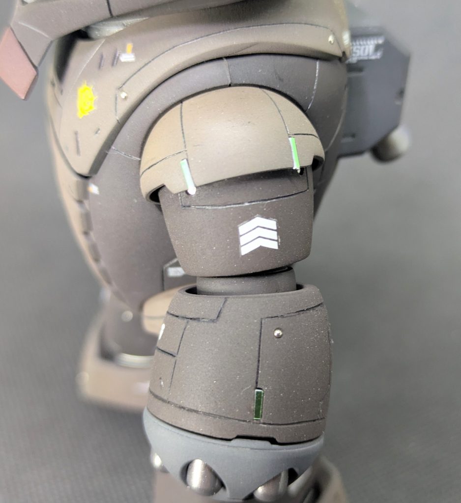 肩部と前腕部にはラピーテープを貼ったメタルパーツを埋め込みました👍️階級章はアカハナがどの階級なのか不明だった為、とりあえず曹長のを付けました😅